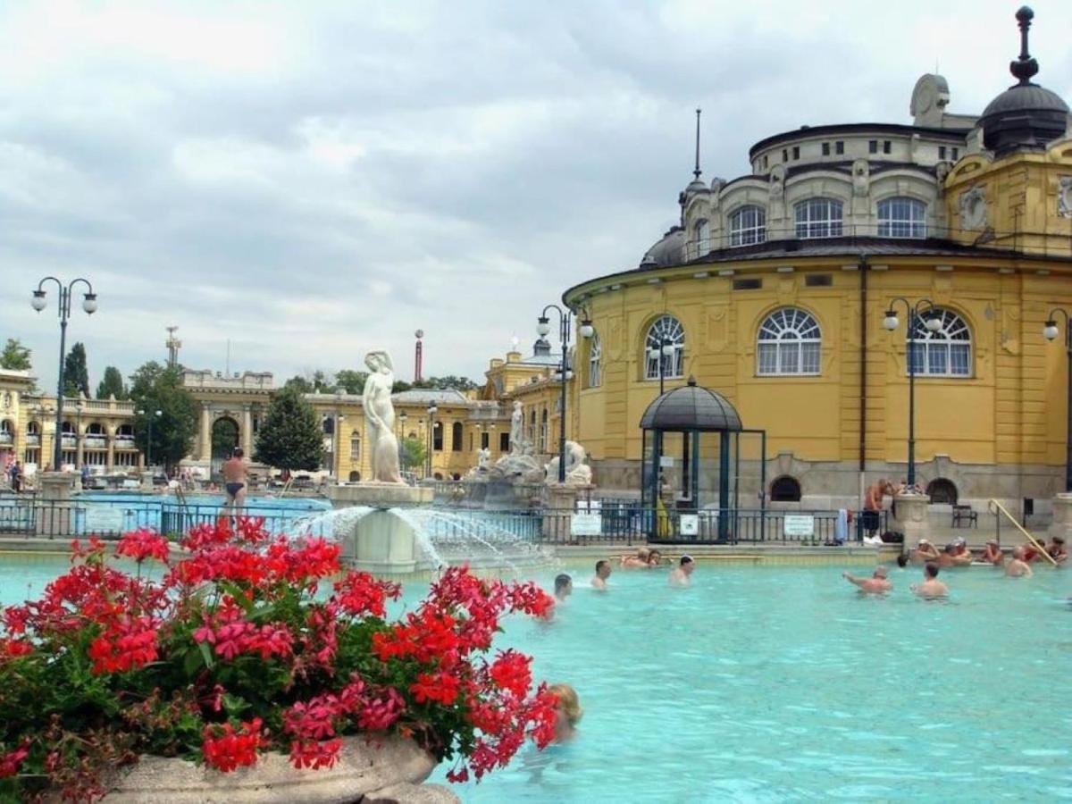 Trendy & Cozy Apartment At Heroes' Square Budapest Bagian luar foto
